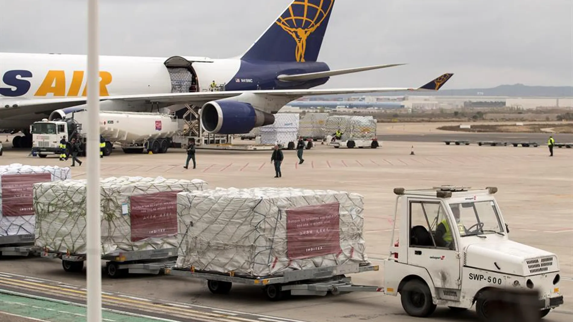 Operarios descargan más de un millón de mascarillas y material sanitario. Operarios descargan más de un millón de mascarillas y material sanitario.