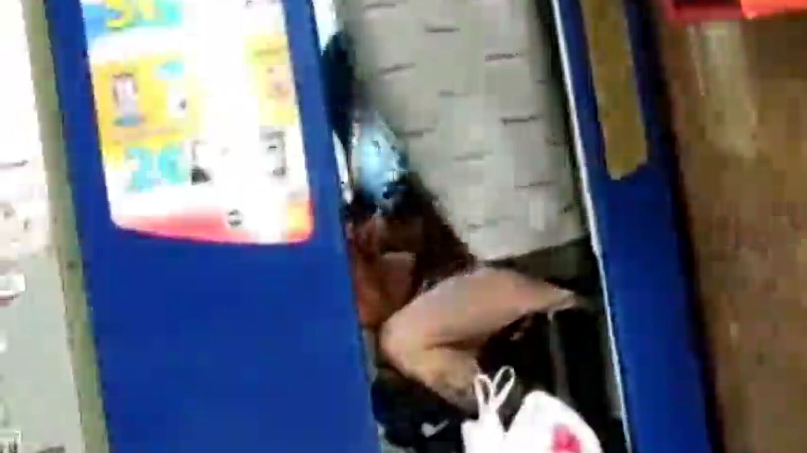 Vídeo: Pillan a una pareja manteniendo sexo en un fotomatón en Barcelona durante la cuarentena