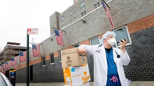 Un sanitario habla por teléfono en Nueva York con la mascarilla puesta Un sanitario habla por teléfono en Nueva York con la mascarilla puesta