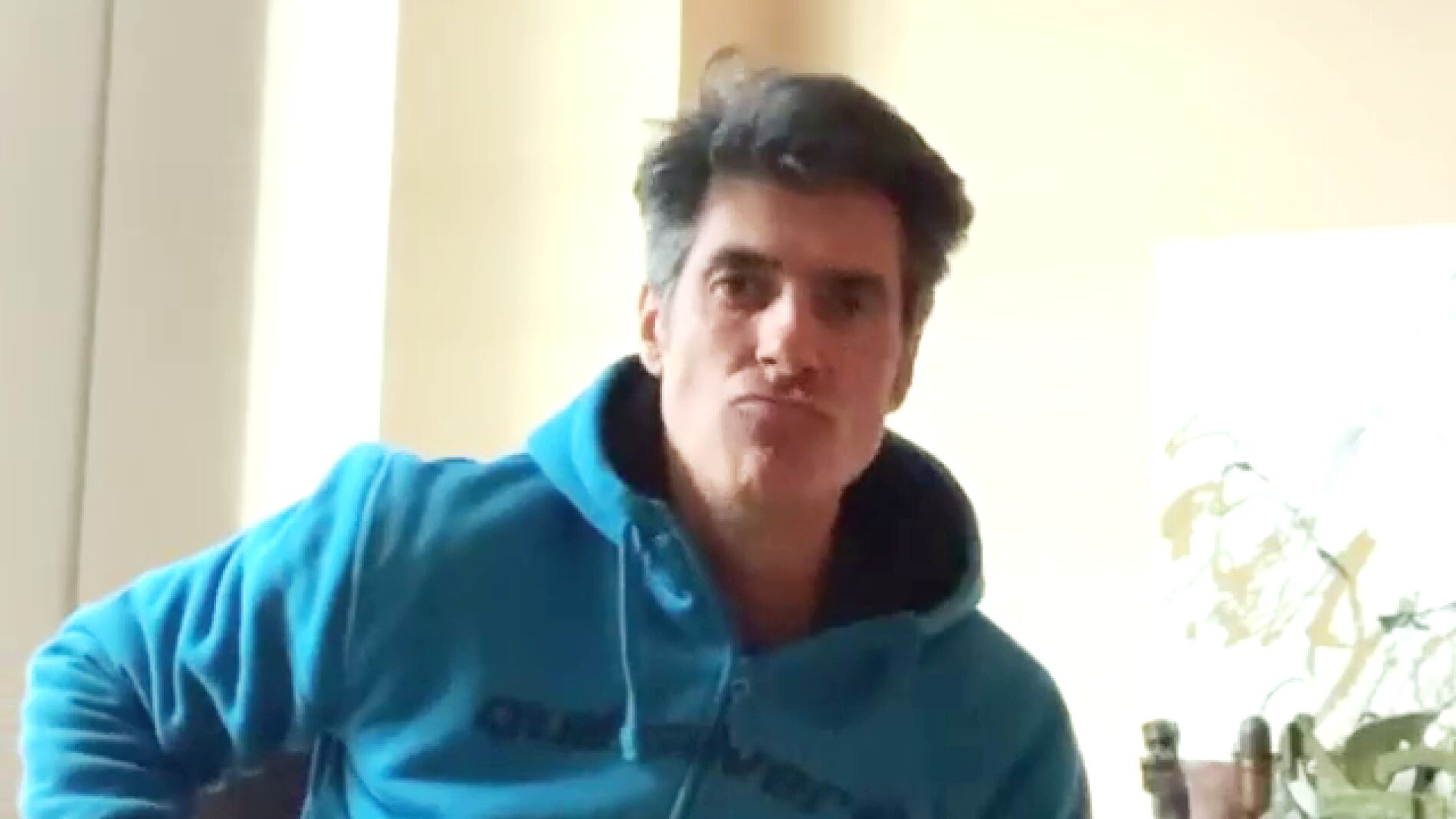 Jorge Fern&aacute;ndez sorprende a sus fans a la guitarra con un "temazo" de Bryan Adams