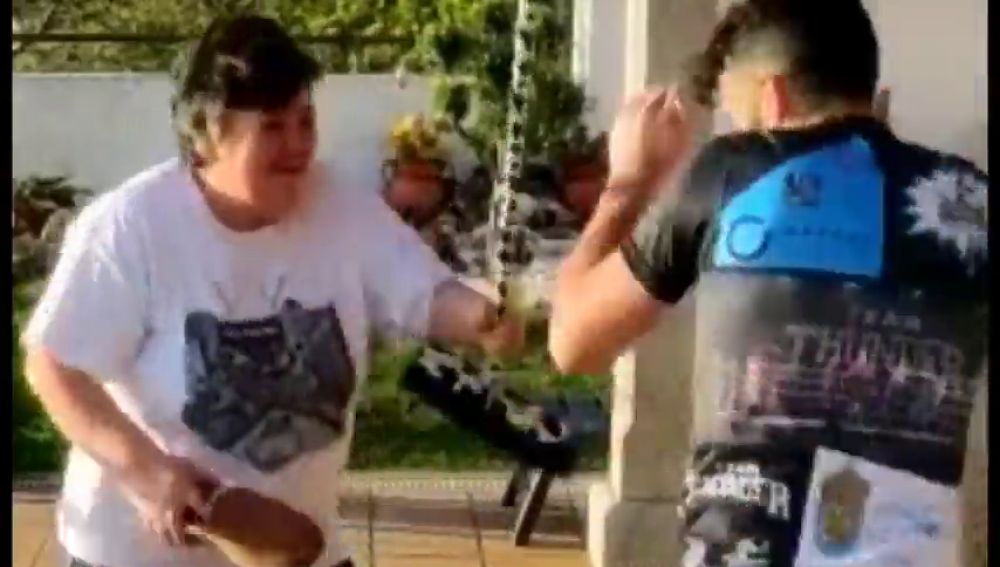 El boxeador Aarón González se entrena a escobazos con su madre en la cuarentena por coronavirus