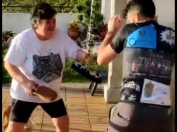 El boxeador Aarón González se entrena a escobazos con su madre en la cuarentena por coronavirus
