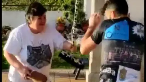 El boxeador Aarón González se entrena a escobazos con su madre en la cuarentena por coronavirus El boxeador Aarón González se entrena a escobazos con su madre en la cuarentena por coronavirus