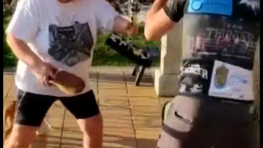 El boxeador Aarón González se entrena a escobazos con su madre en la cuarentena por coronavirus El boxeador Aarón González se entrena a escobazos con su madre en la cuarentena por coronavirus