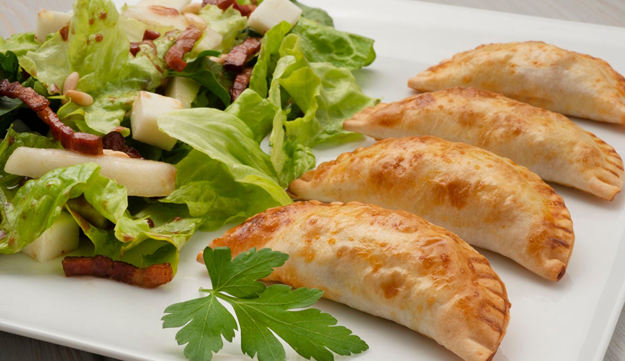 Empanadillas de bacalao al horno con ensalada Empanadillas de bacalao al horno con ensalada