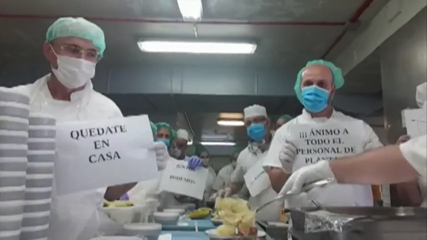 Los celadores, cocineros o el personal de mantenimiento son otros h&eacute;roes de los hospitales que combaten el coronavirus