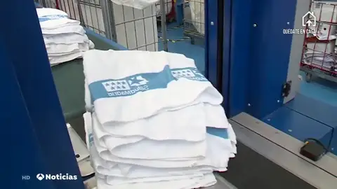 Así luchan las lavanderías contra el coronavirus: cada día desinfectan 20.000 kilos de ropa de los sanitarios Así luchan las lavanderías contra el coronavirus: cada día desinfectan 20.000 kilos de ropa de los sanitarios