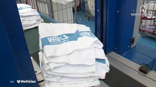 Así luchan las lavanderías contra el coronavirus: cada día desinfectan 20.000 kilos de ropa de los sanitarios Así luchan las lavanderías contra el coronavirus: cada día desinfectan 20.000 kilos de ropa de los sanitarios