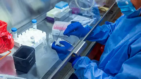 Un hombre en un laboratorio Un hombre en un laboratorio