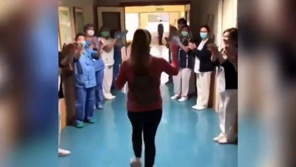 La salida triunfal de un hospital de Granada de una mujer embarazada de 37 semanas tras superar el coronavirus