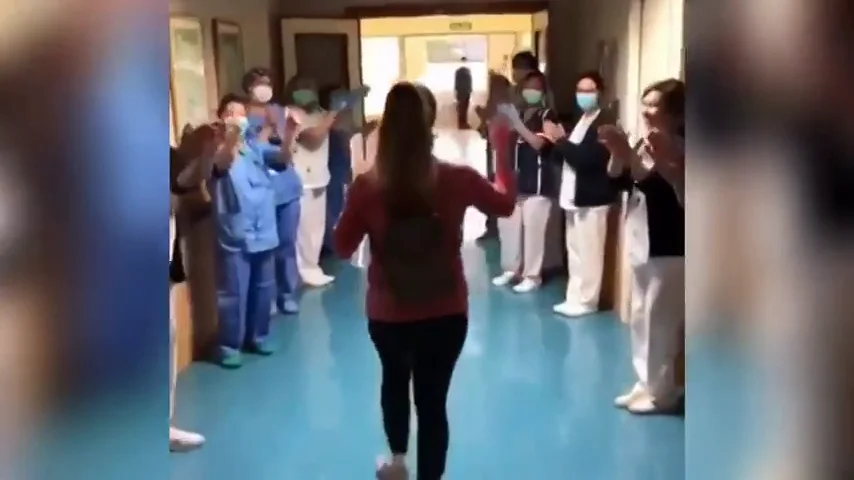 La salida triunfal de un hospital de Granada de una mujer embarazada de 37 semanas tras superar el coronavirus