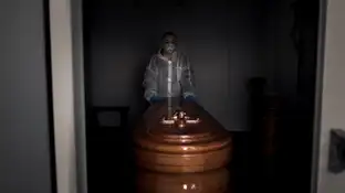 Una operaria transporta un ataúd con un fallecido por coronavirus en Ourense Una operaria transporta un ataúd con un fallecido por coronavirus en Ourense