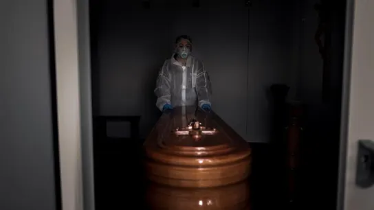 Una operaria transporta un ataúd con un fallecido por coronavirus en Ourense Una operaria transporta un ataúd con un fallecido por coronavirus en Ourense