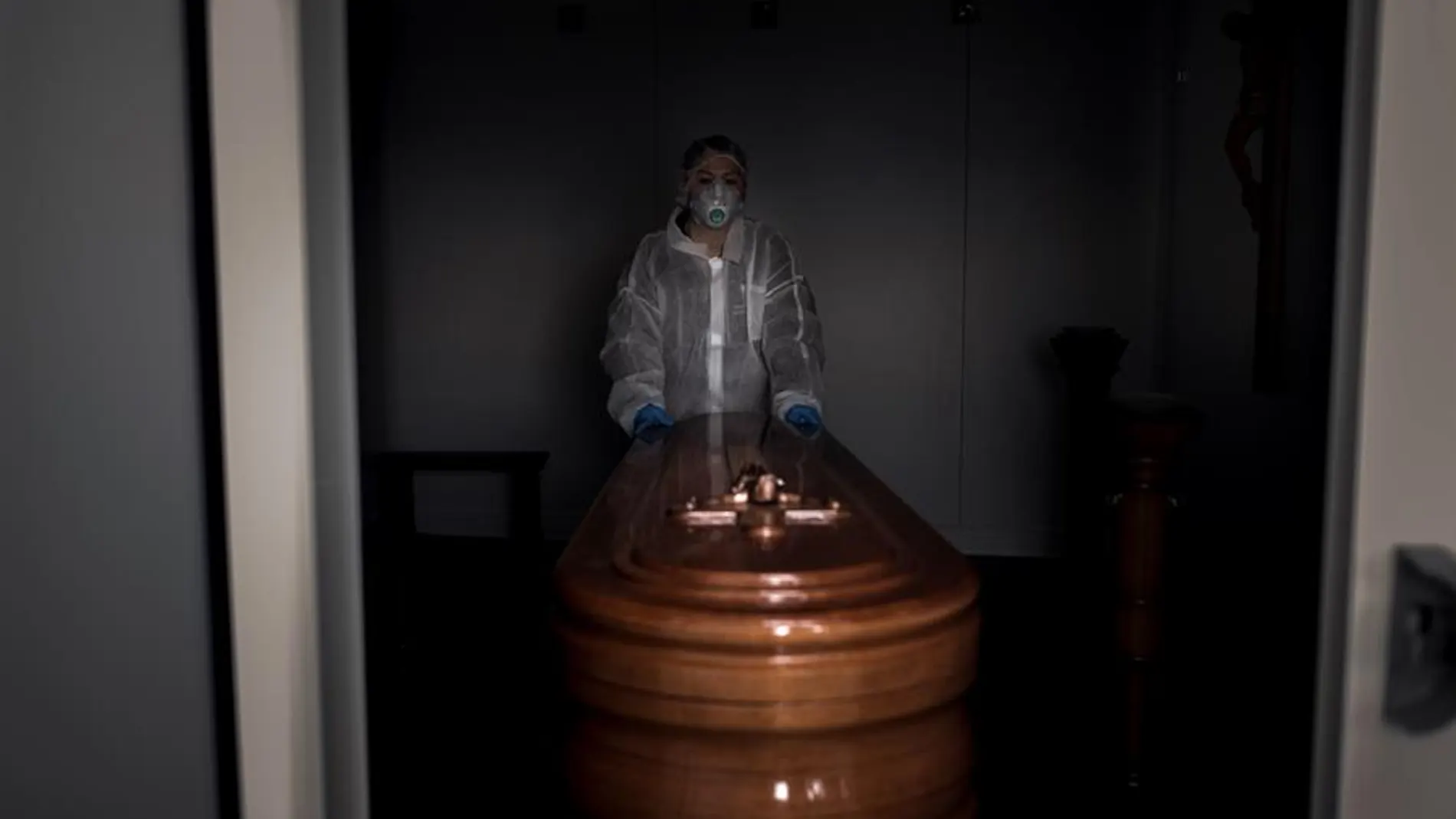 Una operaria transporta un ataúd con un fallecido por coronavirus en Ourense Una operaria transporta un ataúd con un fallecido por coronavirus en Ourense