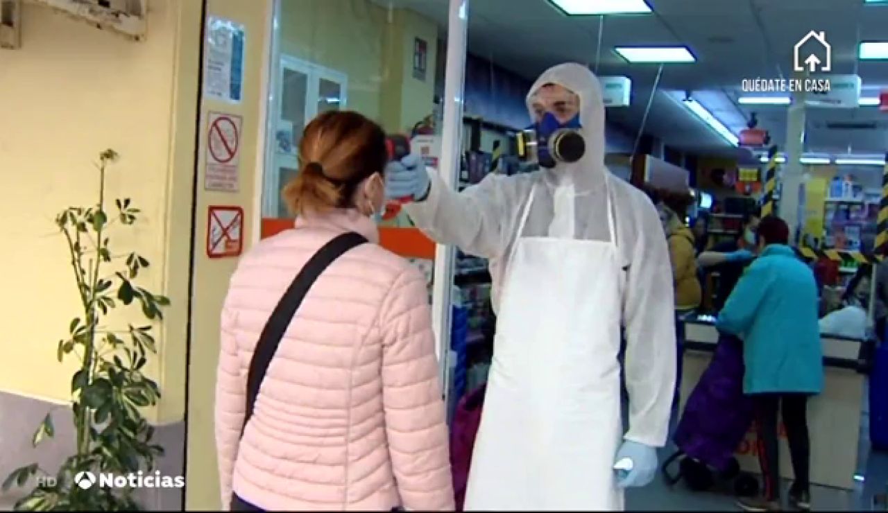 Un supermercado de Torrevieja pone el termómetro a los clientes durante la crisis del coronavirus
