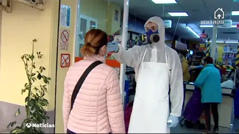 Un supermercado de Torrevieja pone el termómetro a los clientes durante la crisis del coronavirus Un supermercado de Torrevieja pone el termómetro a los clientes durante la crisis del coronavirus