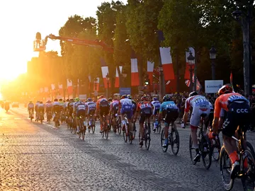 El Tour de Francia en su paso por los Campos Elíseos El Tour de Francia en su paso por los Campos Elíseos