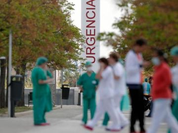 Tránsito de sanitarios frente a Urgencias