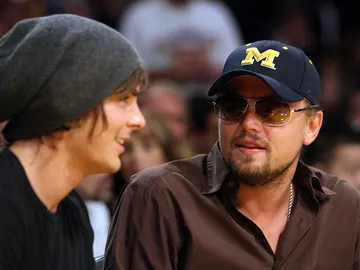 Zac Efron y Leonardo DiCaprio en un partido de los Lakers Zac Efron y Leonardo DiCaprio en un partido de los Lakers