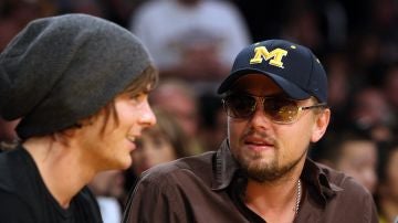 Zac Efron y Leonardo DiCaprio en un partido de los Lakers