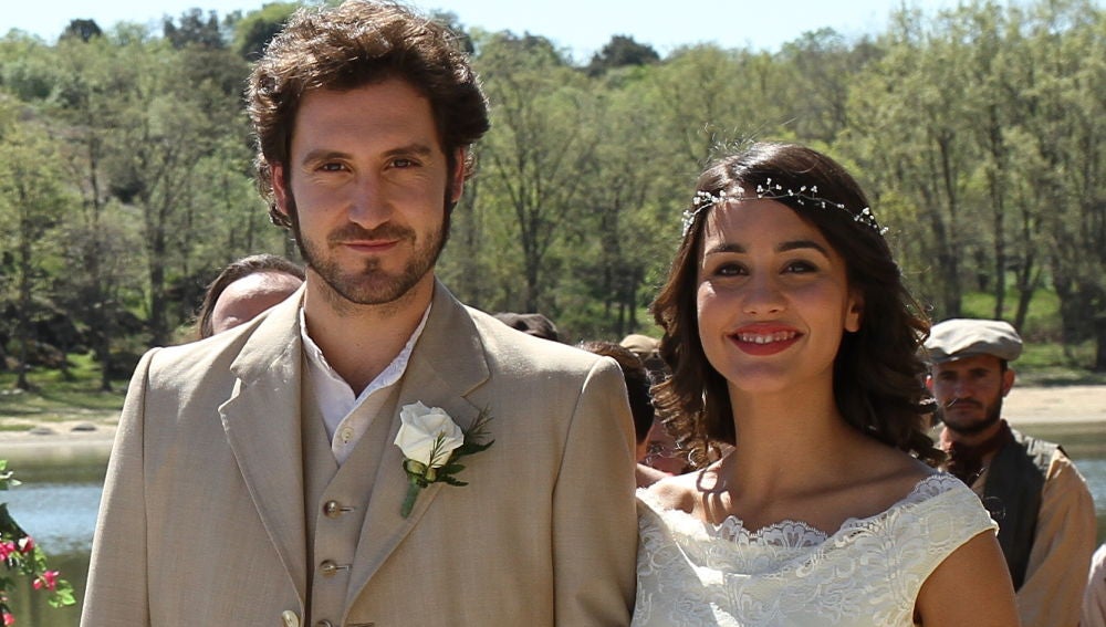 Megan Montaner y Álex Gadea en la boda de sus personajes
