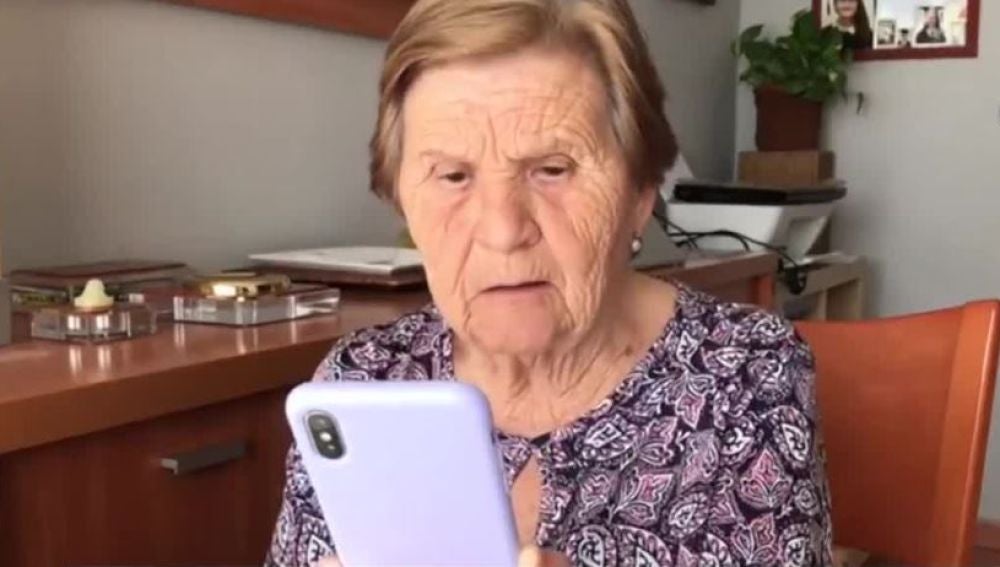 Una abuela aprendiendo a hacer videollamadas