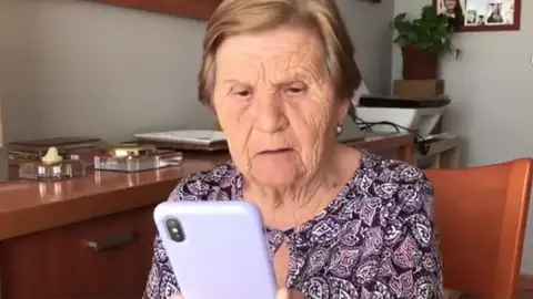 Una abuela aprendiendo a hacer videollamadas Una abuela aprendiendo a hacer videollamadas