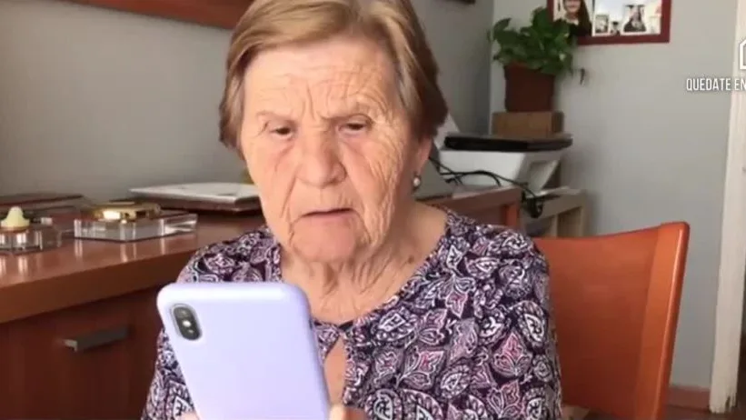 Una abuela aprendiendo a hacer videollamadas
