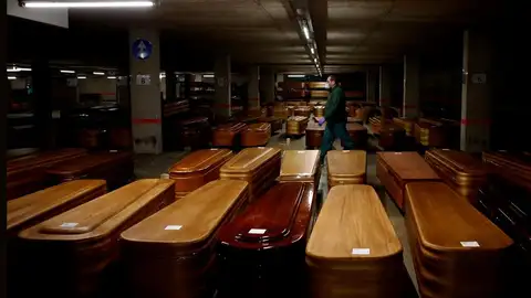 Un parking en Collserola convertido en morgue por el aumento de fallecidos en Cataluña Un parking en Collserola convertido en morgue por el aumento de fallecidos en Cataluña