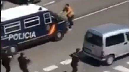 Un hombre con dos catanas