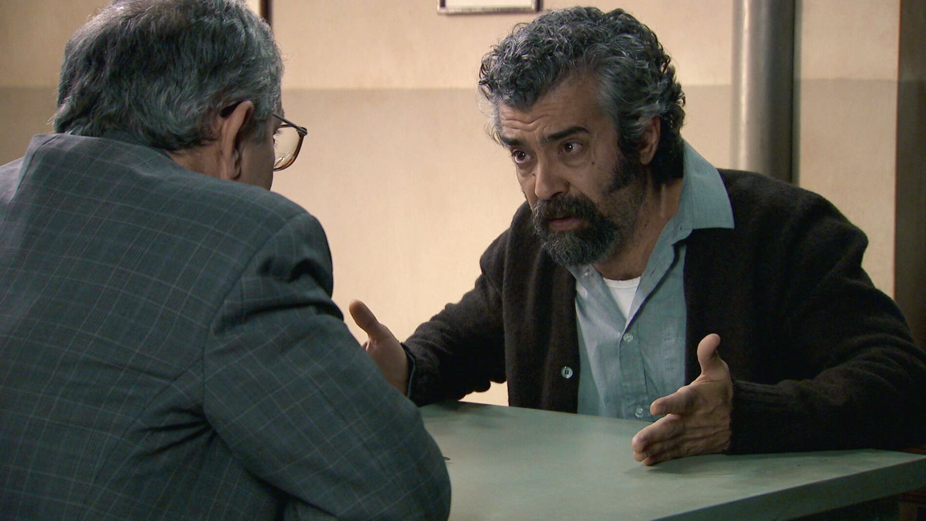 Curtis, acorralado pide desesperadamente ayuda a Quintero