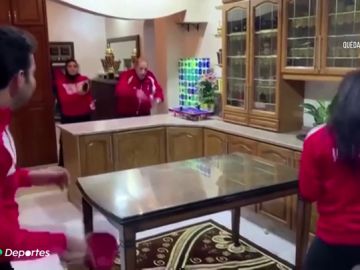El increíble entrenamiento de una familia jornada profesional del ping pong en su casa