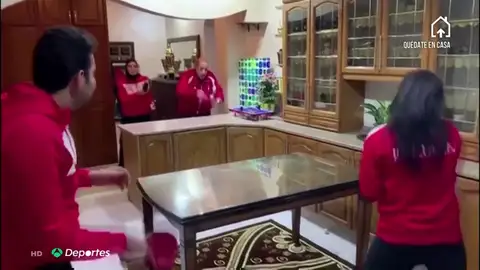 El increíble entrenamiento de una familia jornada profesional del ping pong en su casa El increíble entrenamiento de una familia jornada profesional del ping pong en su casa