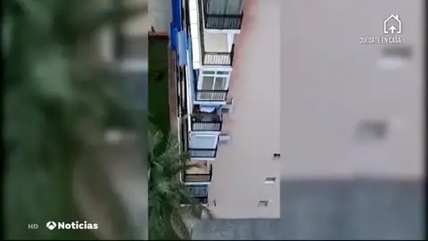 Detienen a un hombre en Alicante por liarse a disparos desde un balcón durante los aplausos a los sanitarios que luchan contra el coronavirus Detienen a un hombre en Alicante por liarse a disparos desde un balcón durante los aplausos a los sanitarios que luchan contra el coronavirus