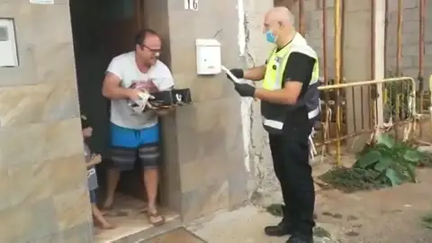 La policía local lleva aplausos y tarta de cumpleaños a un niño de cuatro años confinado por el coronavirus La policía local lleva aplausos y tarta de cumpleaños a un niño de cuatro años confinado por el coronavirus