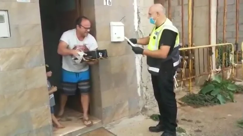 La polic&iacute;a local lleva aplausos y tarta de cumplea&ntilde;os a un ni&ntilde;o de cuatro a&ntilde;os confinado por el coronavirus