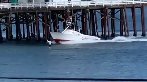 La espectacular detención de un hombre que hacía paddle surf en California en plena cuarentena por coronavirus La espectacular detención de un hombre que hacía paddle surf en California en plena cuarentena por coronavirus