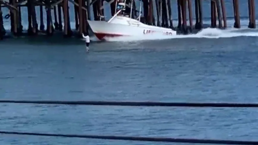 La espectacular detención de un hombre que hacía paddle surf en California en plena cuarentena por coronavirus La espectacular detención de un hombre que hacía paddle surf en California en plena cuarentena por coronavirus
