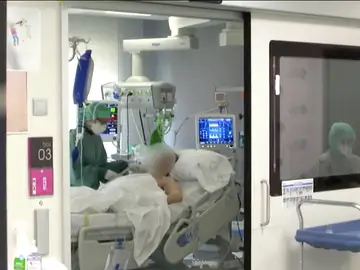Una UCI en plena crisis del coronavirus . Una UCI en plena crisis del coronavirus .