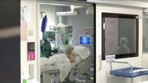 Una UCI en plena crisis del coronavirus . Una UCI en plena crisis del coronavirus .