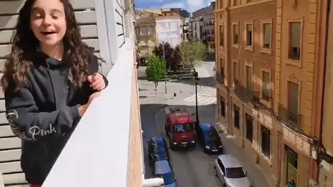 Las lágrimas de una joven al volver a ver a su padre, miembro de la UME, tras 20 días en su cumpleaños Las lágrimas de una joven al volver a ver a su padre, miembro de la UME, tras 20 días en su cumpleaños