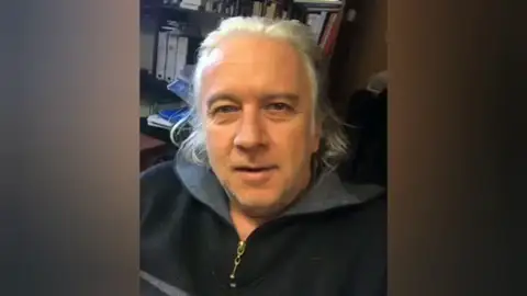 Óscar Terol, actor de ‘Allí abajo’, te enseña a no hacer nada durante la cuarentena por el coronavirus Óscar Terol, actor de ‘Allí abajo’, te enseña a no hacer nada durante la cuarentena por el coronavirus