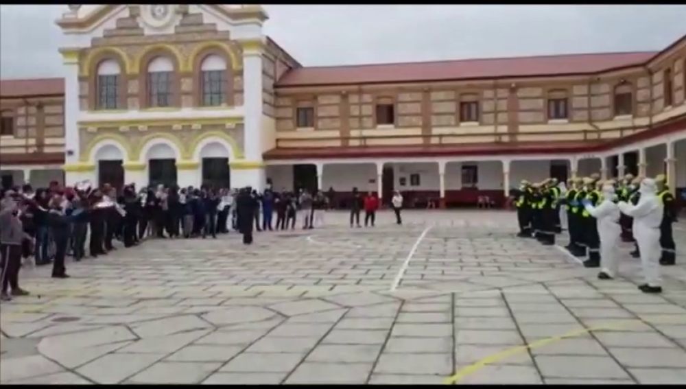 Presos y miembros del Ejército se aplauden mutuamente en Burgos tras la desinfección de la cárcel contra el coronavirus