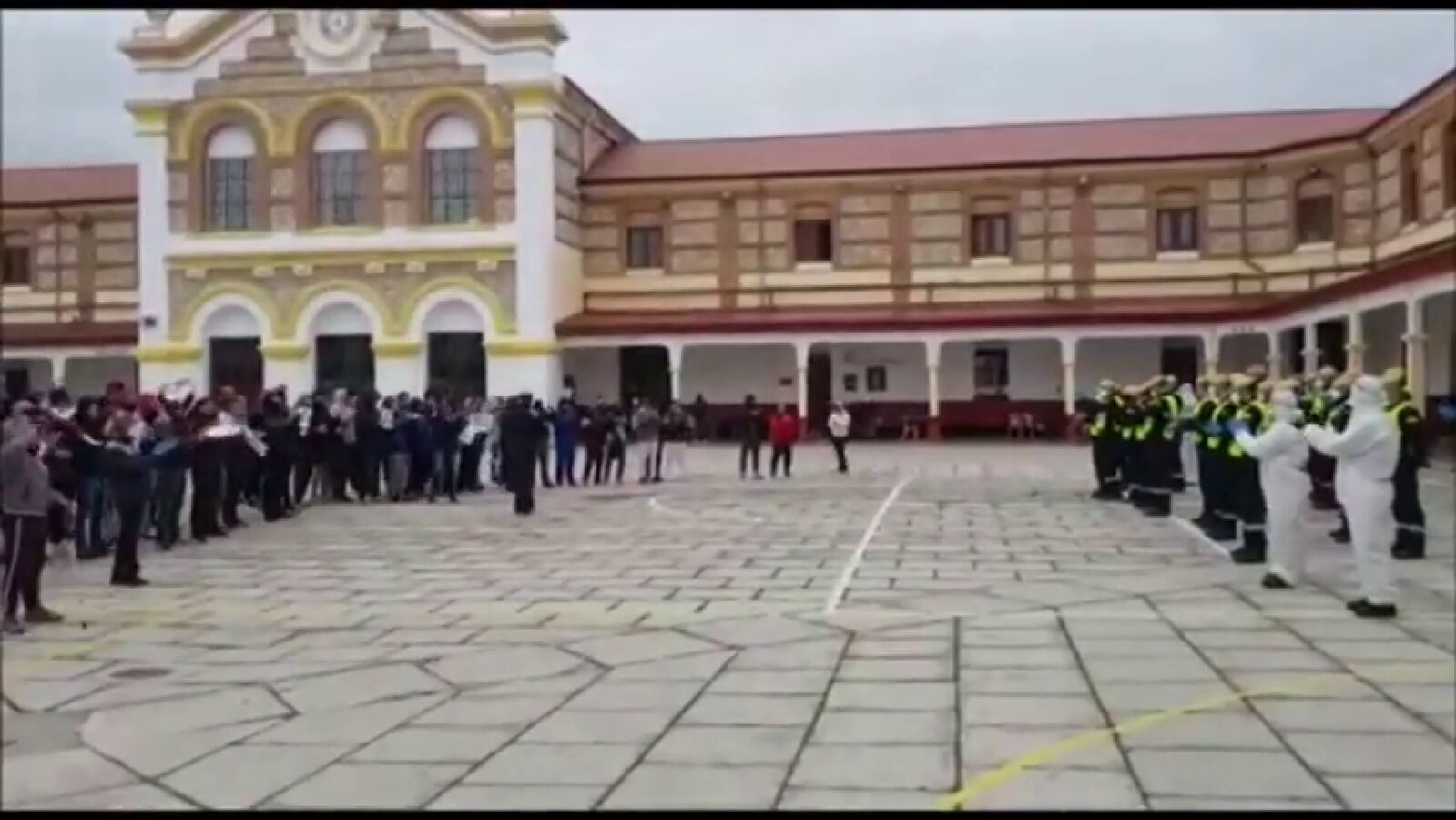 Presos y miembros del Ejército se aplauden mutuamente en Burgos tras la desinfección de la cárcel contra el coronavirus