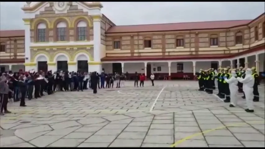 Presos y miembros del Ej&eacute;rcito se aplauden mutuamente en Burgos tras la desinfecci&oacute;n de la c&aacute;rcel contra el coronavirus