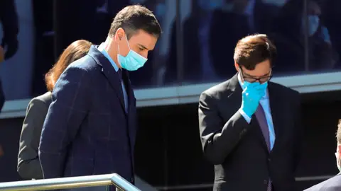 Pedro Sánchez y Salvador Illa, en una imagen de archivo Pedro Sánchez, protegido con mascarilla y guantes