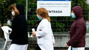 Varios sanitarios en las inmediaciones del Pavell&oacute; d'Esports de la Vall d'Hebr&oacute;n