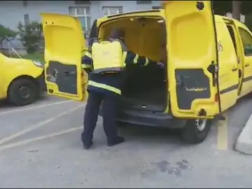 Imagen de un trabajador desinfectando un vehículo de Correos Imagen de un trabajador desinfectando un vehículo de Correos