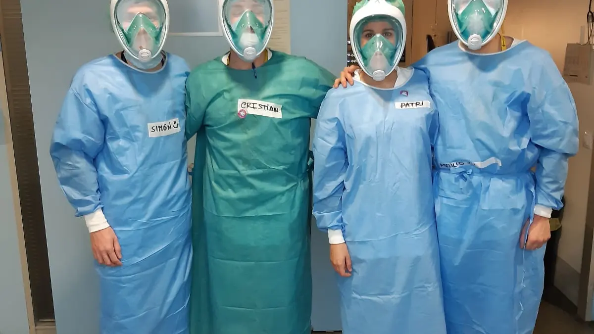 Sanitarios con m&aacute;scaras de buceo