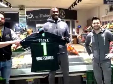 Varios futbolistas del Wolfsburgo limpian y reponen supermercados durante la crisis del coronavirus Varios futbolistas del Wolfsburgo limpian y reponen supermercados durante la crisis del coronavirus
